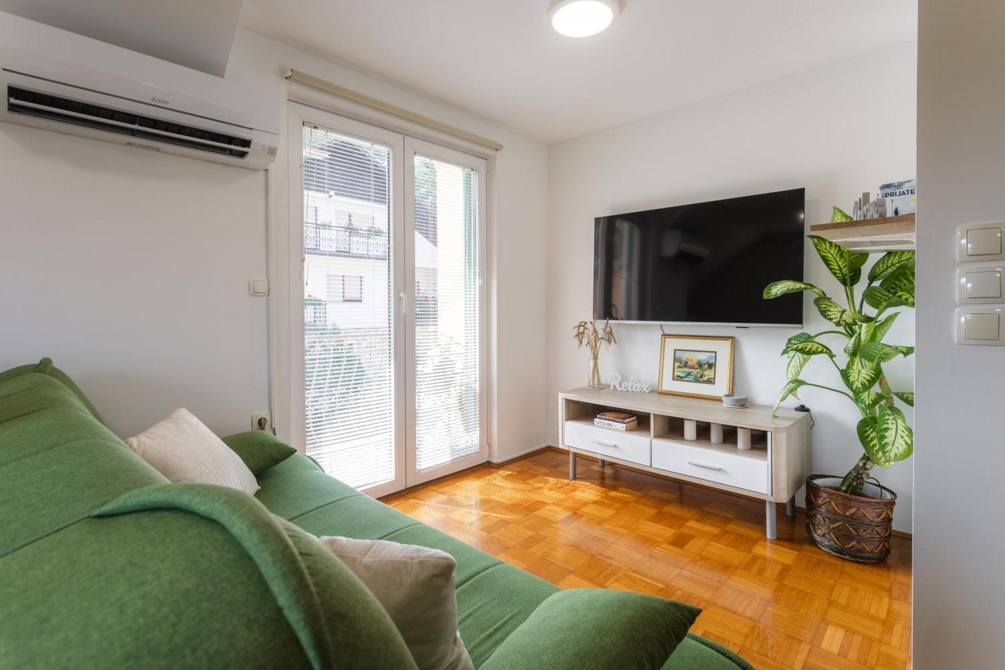 Leonid Apartment *